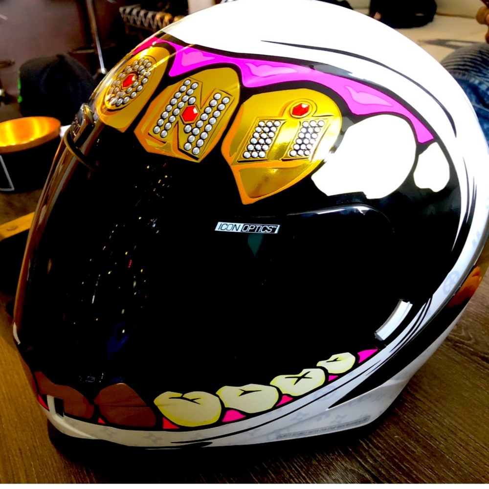 Received this helmet as a gift. Size: M (too big for me). Minor scratch on side